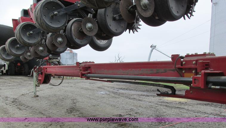 image for item K2073 2005 Case IH 1200 pivot transport planter