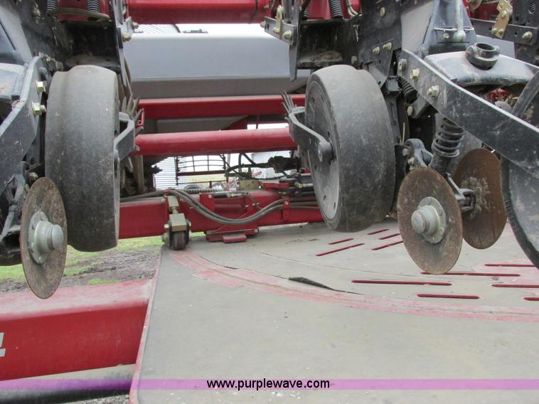 image for item K2073 2005 Case IH 1200 pivot transport planter