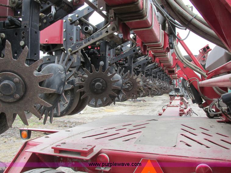 image for item K2073 2005 Case IH 1200 pivot transport planter