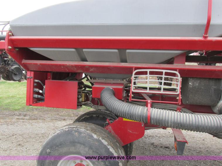 image for item K2073 2005 Case IH 1200 pivot transport planter