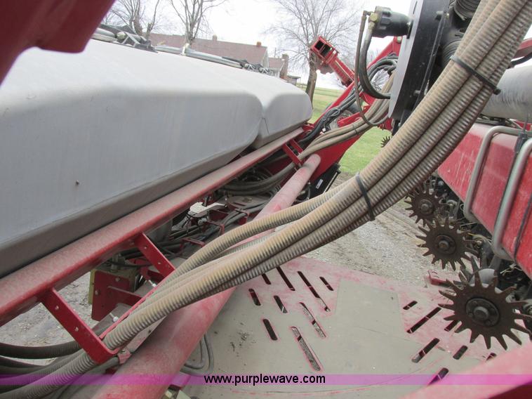 image for item K2073 2005 Case IH 1200 pivot transport planter