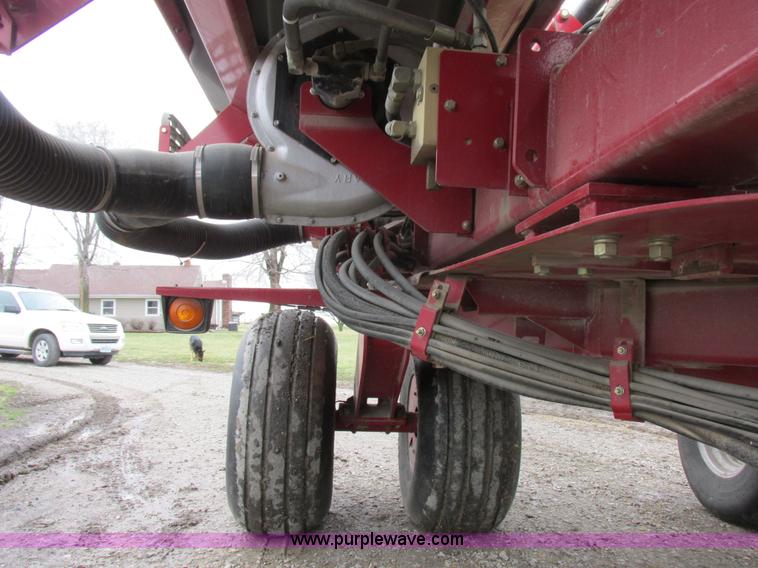image for item K2073 2005 Case IH 1200 pivot transport planter