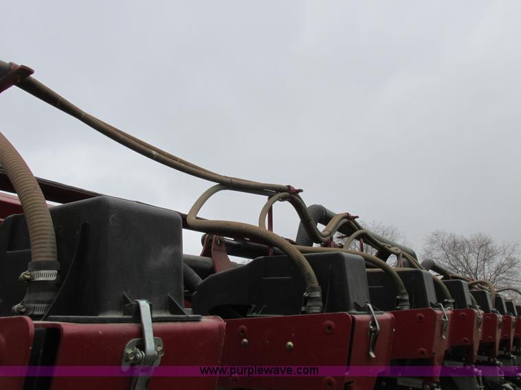 image for item K2073 2005 Case IH 1200 pivot transport planter