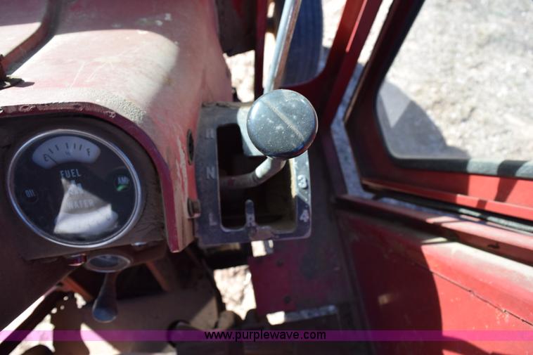 image for item K2387 International 856 tractor