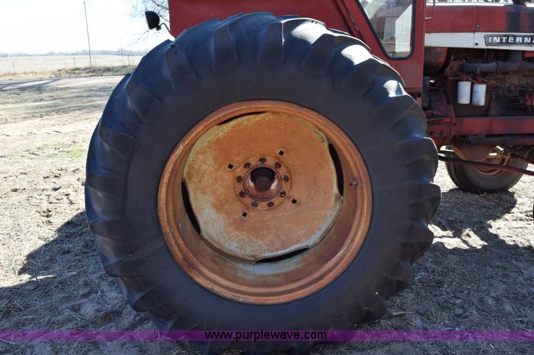 image for item K2387 International 856 tractor