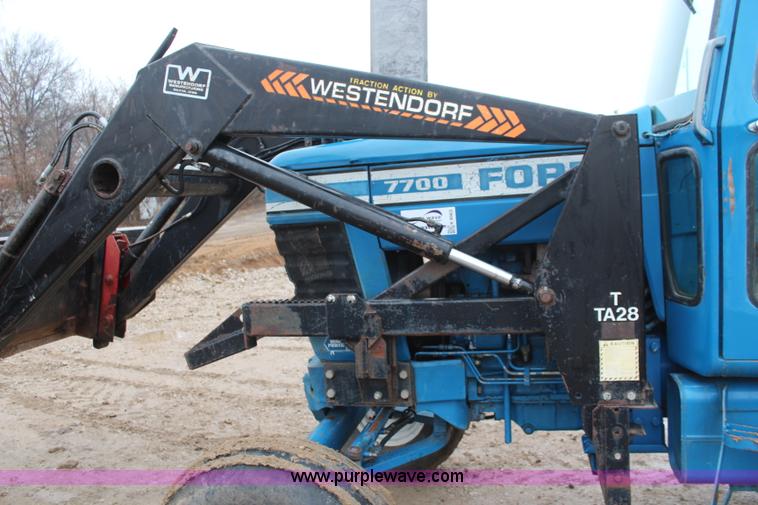 image for item K8963 1978 Ford 7700 tractor