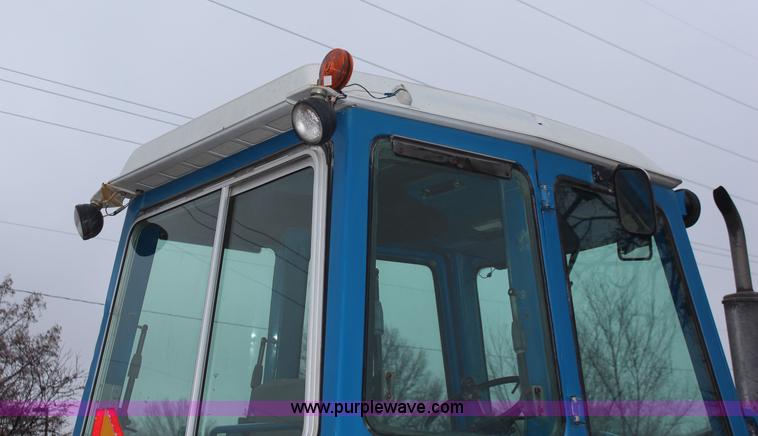 image for item K8963 1978 Ford 7700 tractor