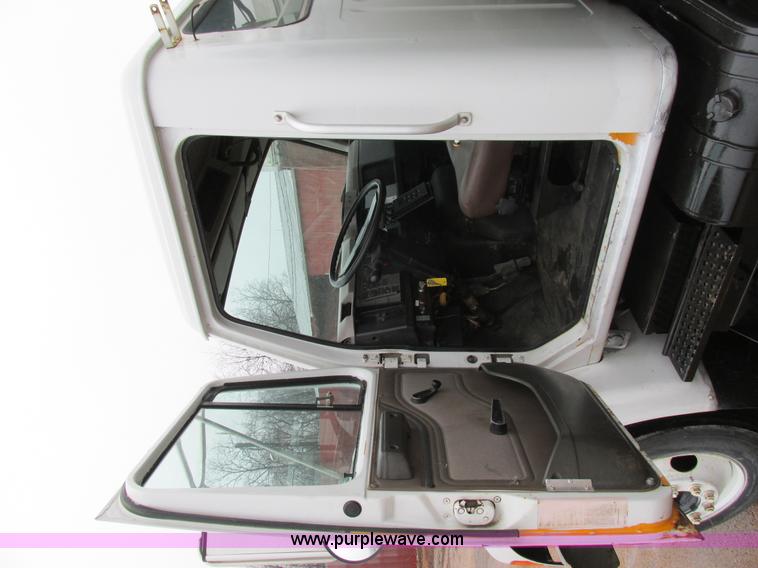 image for item AW9769 1997 International 4700 service truck