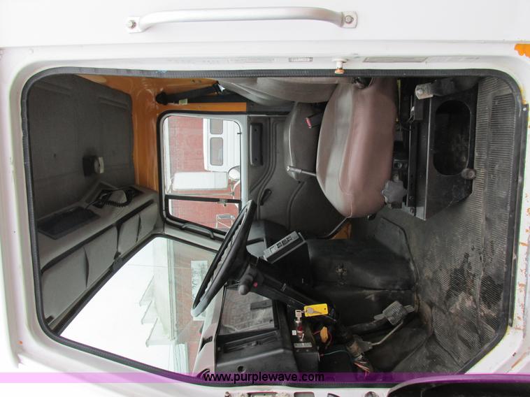 image for item AW9769 1997 International 4700 service truck