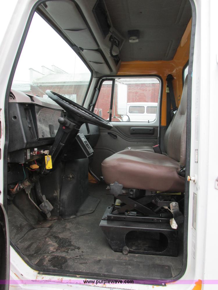 image for item AW9769 1997 International 4700 service truck