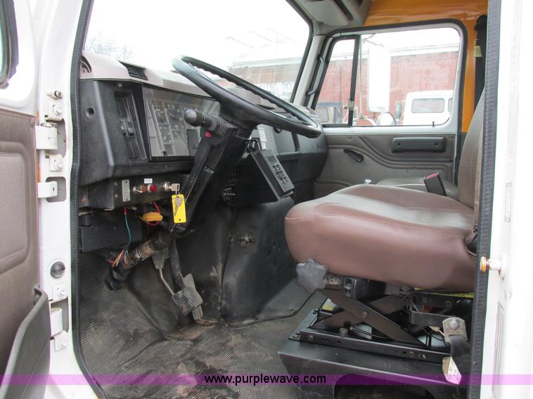 image for item AW9769 1997 International 4700 service truck