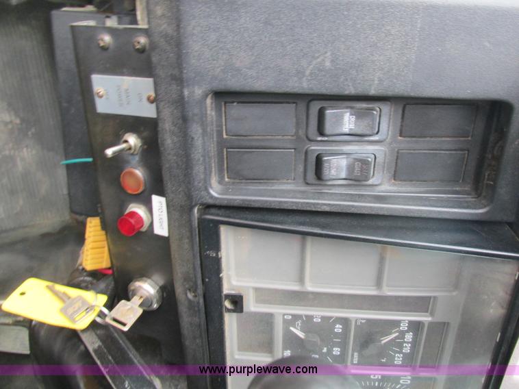 image for item AW9769 1997 International 4700 service truck