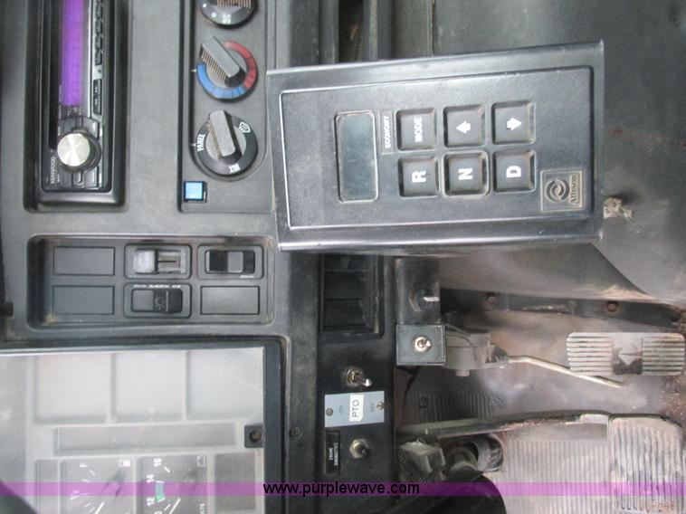 image for item AW9769 1997 International 4700 service truck