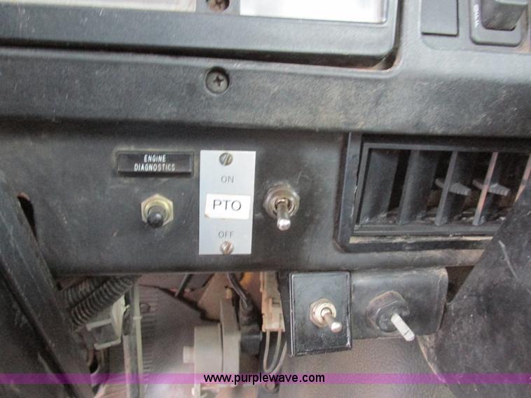 image for item AW9769 1997 International 4700 service truck