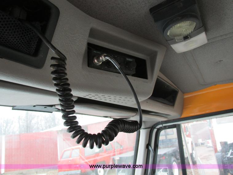 image for item AW9769 1997 International 4700 service truck