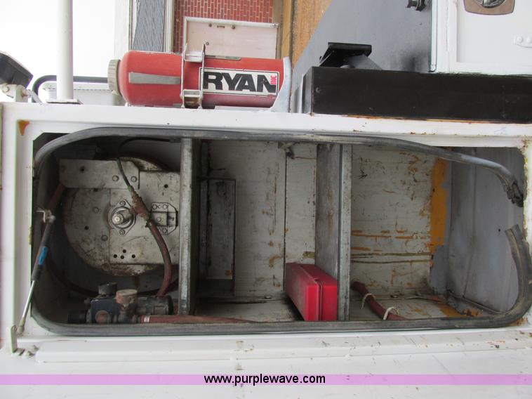 image for item AW9769 1997 International 4700 service truck