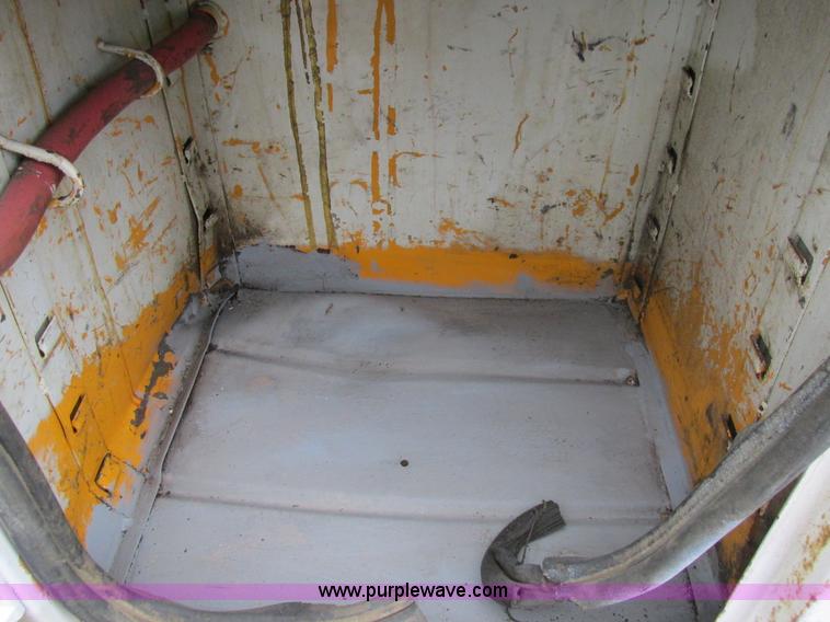 image for item AW9769 1997 International 4700 service truck