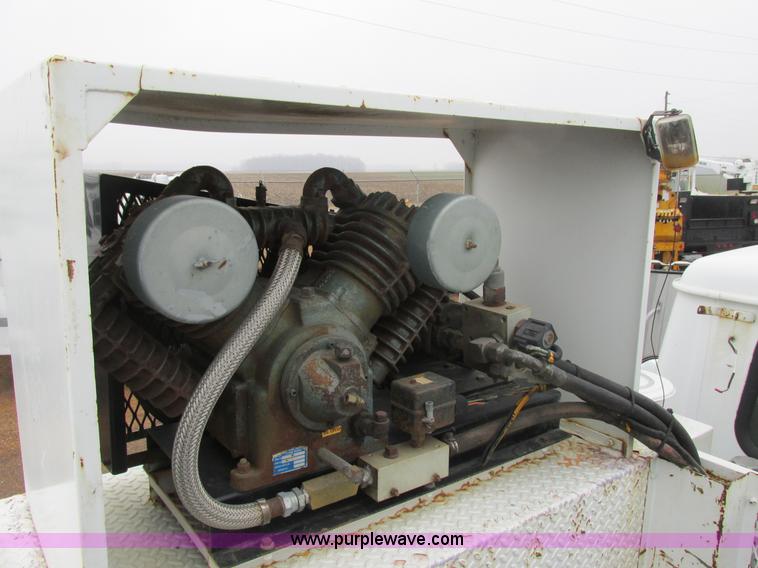 image for item AW9769 1997 International 4700 service truck