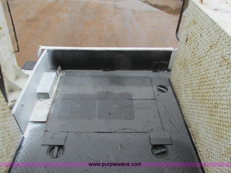 image for item AW9769 1997 International 4700 service truck