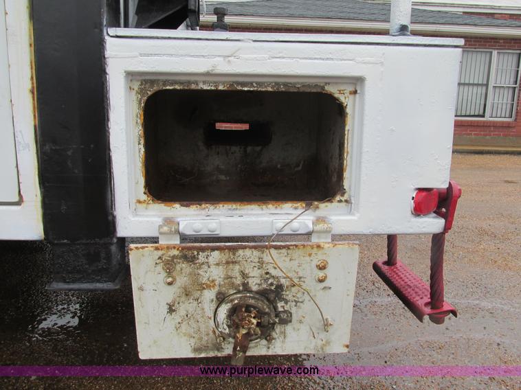 image for item AW9769 1997 International 4700 service truck