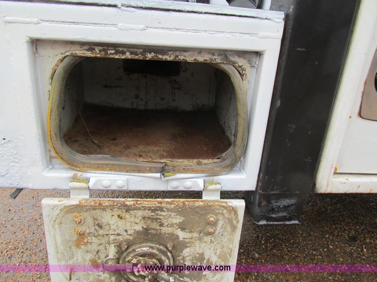 image for item AW9769 1997 International 4700 service truck