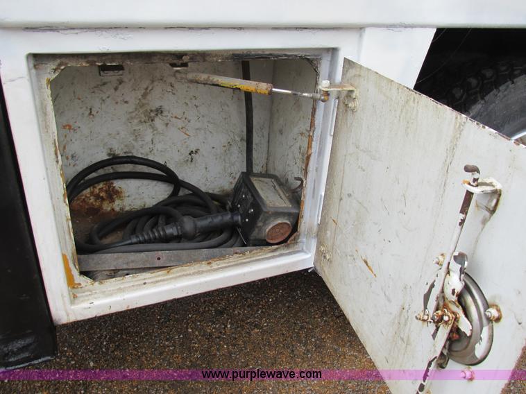 image for item AW9769 1997 International 4700 service truck