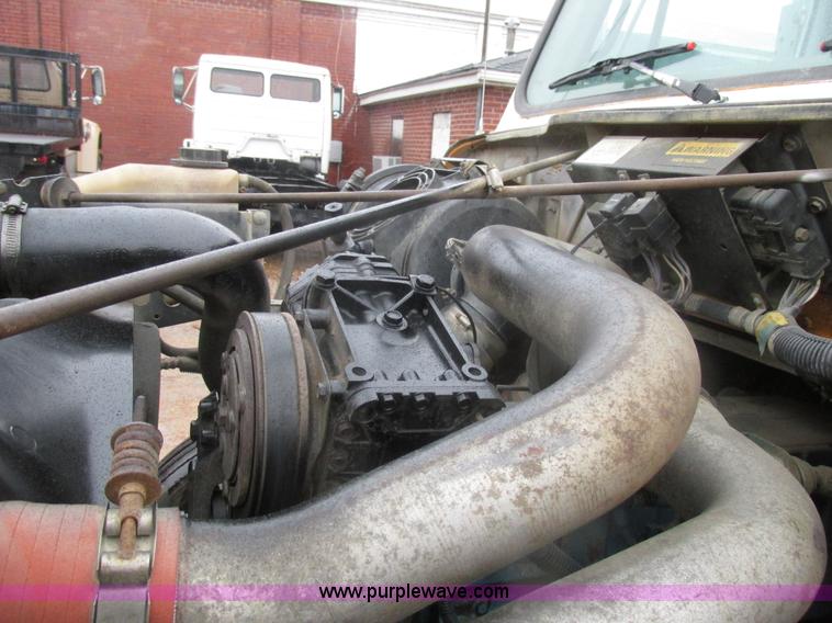 image for item AW9769 1997 International 4700 service truck