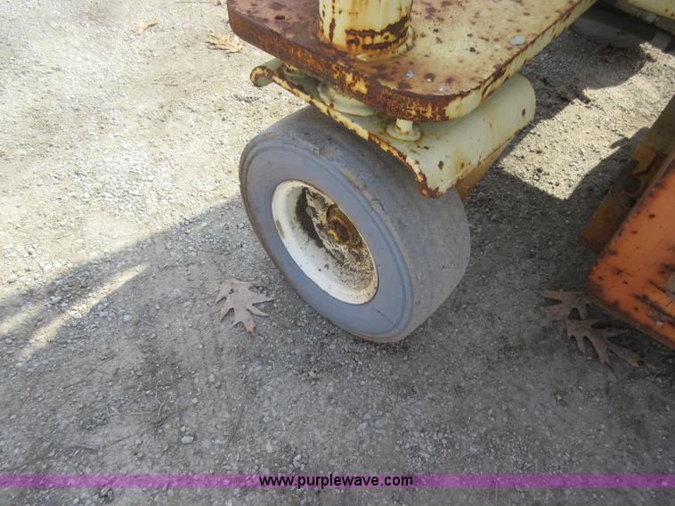 image for item AY9492 JLG CM2558 Commander scissor lift