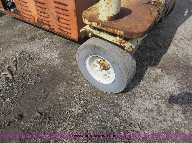 image for item AY9492 JLG CM2558 Commander scissor lift