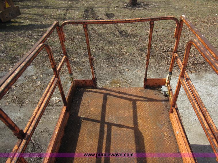 image for item AY9492 JLG CM2558 Commander scissor lift