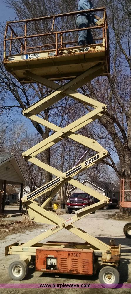image for item AY9492 JLG CM2558 Commander scissor lift