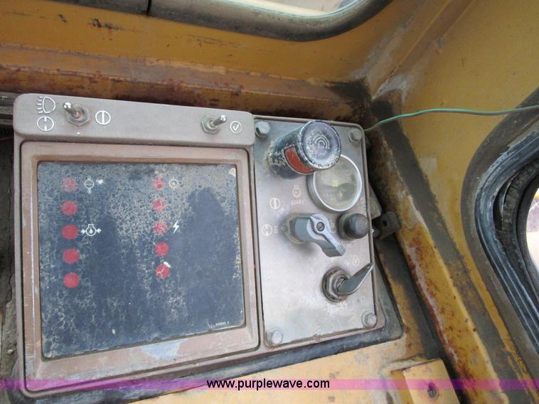 image for item D2371 1991 Caterpillar 963 track loader