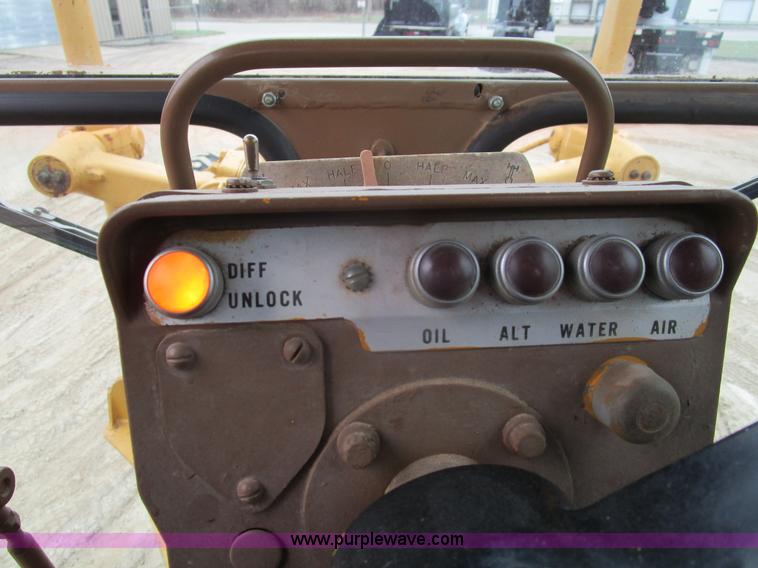 image for item D2389 1976 Caterpillar 140G motor grader