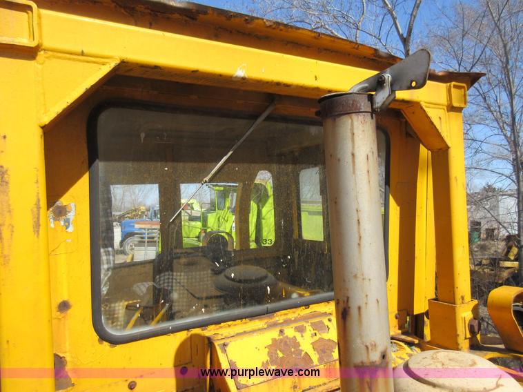 image for item F8387 International 250 track loader