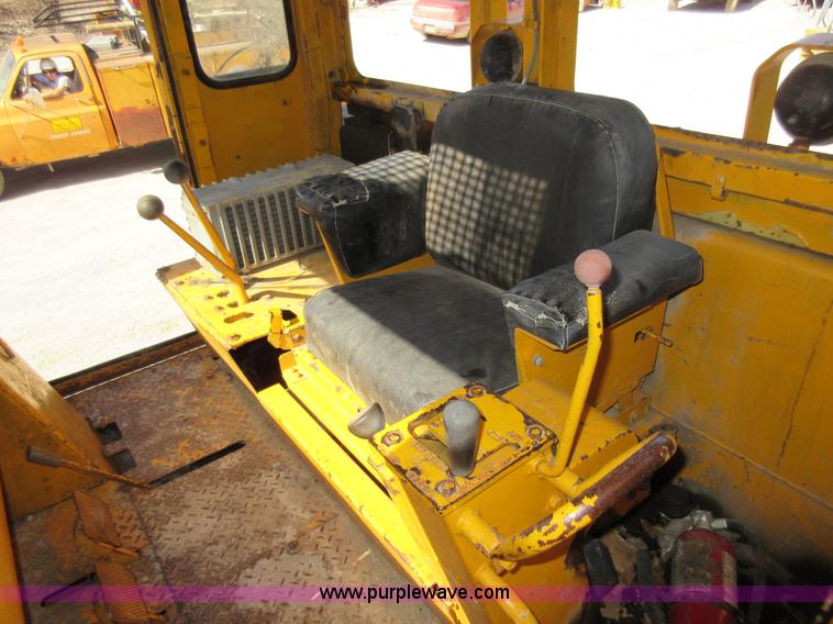 image for item F8387 International 250 track loader
