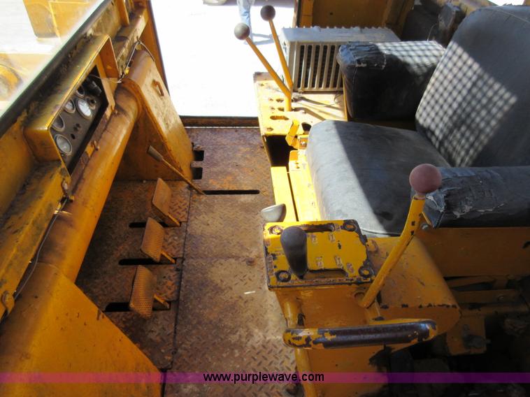 image for item F8387 International 250 track loader