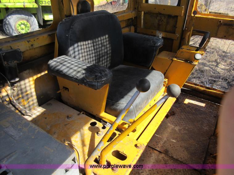 image for item F8387 International 250 track loader