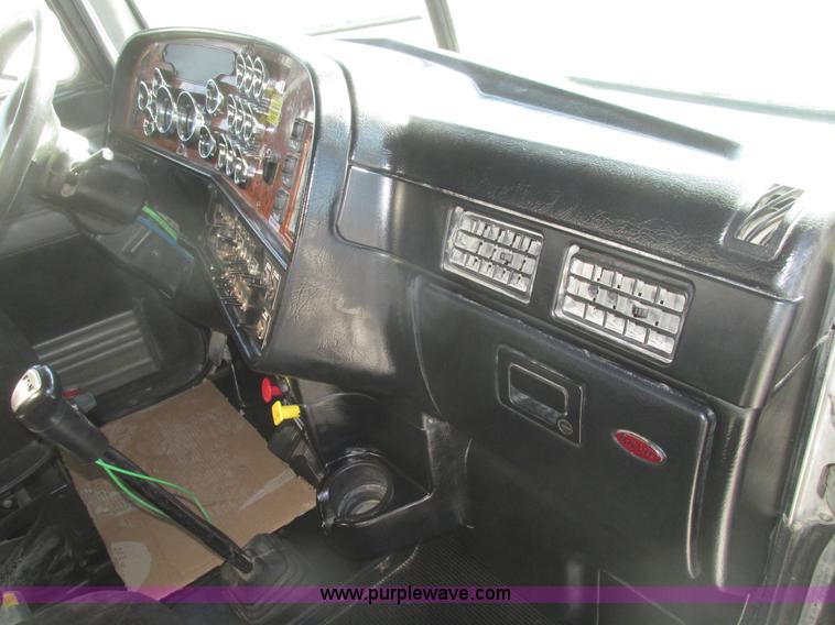 image for item G9756 2004 Peterbilt 379 dump truck