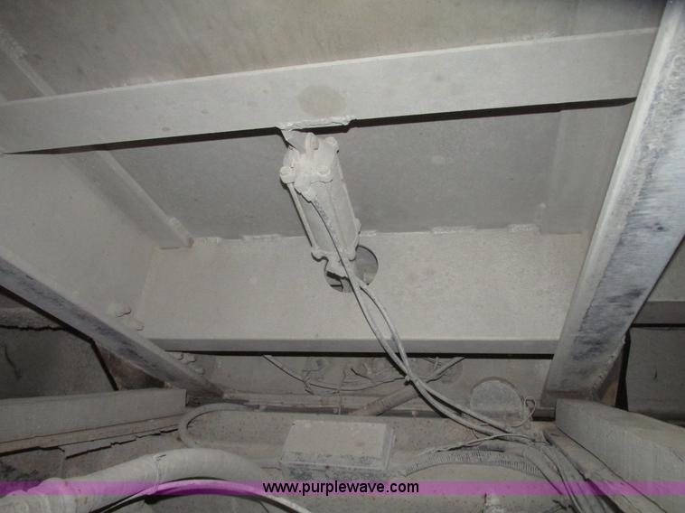 image for item G9756 2004 Peterbilt 379 dump truck