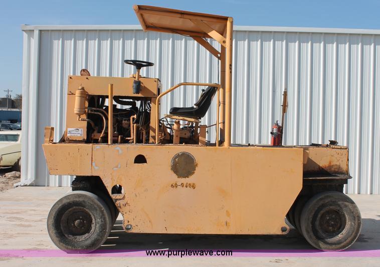 image for item H5884 1975 Ferguson SP-912 pneumatic roller