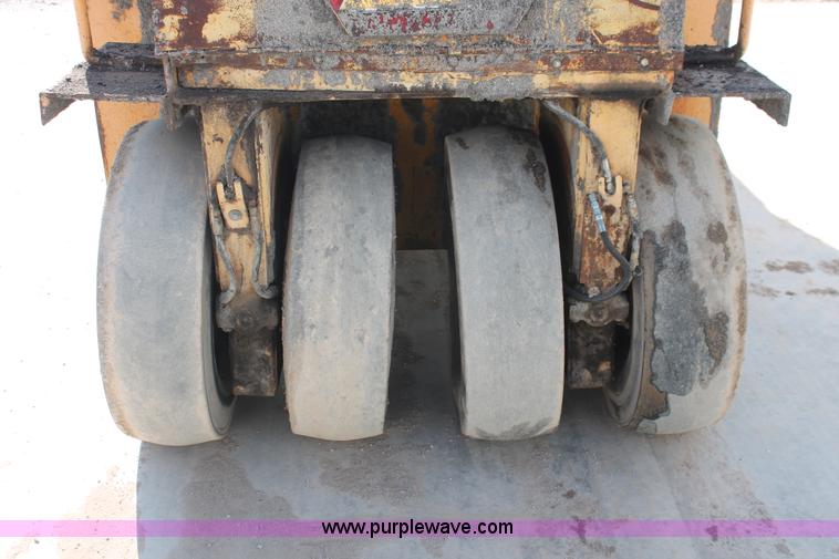 image for item H5885 1984 Ferguson SP-912 pneumatic roller