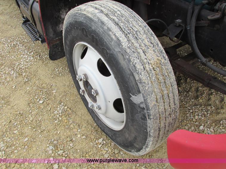 image for item I4024 1990 International 4700 service truck