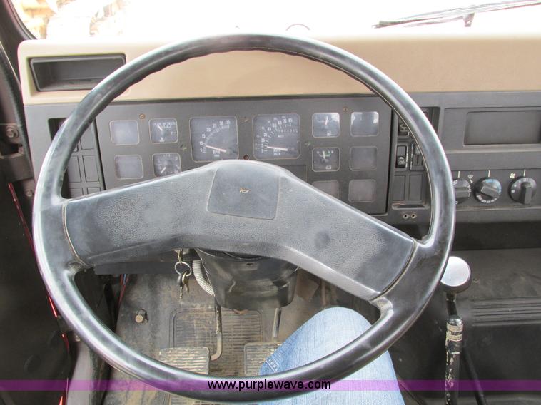 image for item I4024 1990 International 4700 service truck