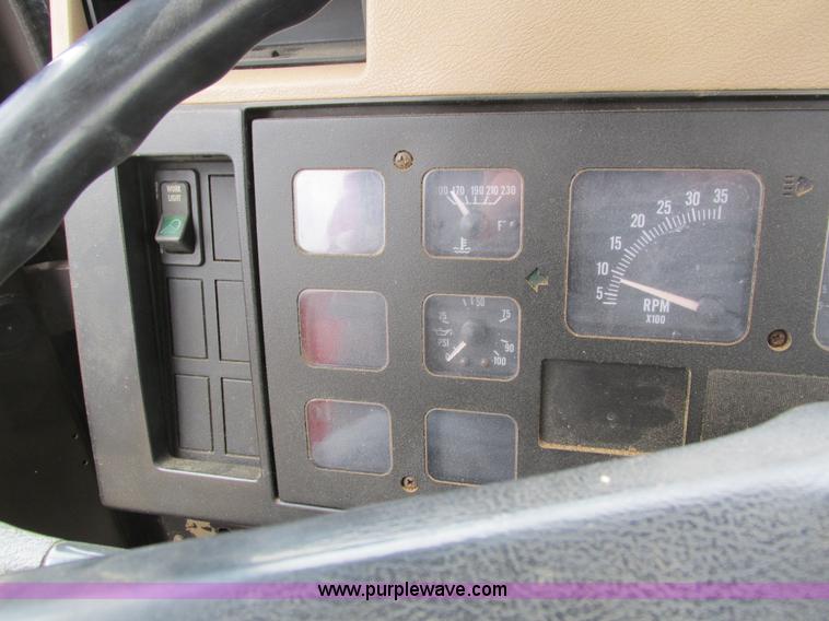 image for item I4024 1990 International 4700 service truck