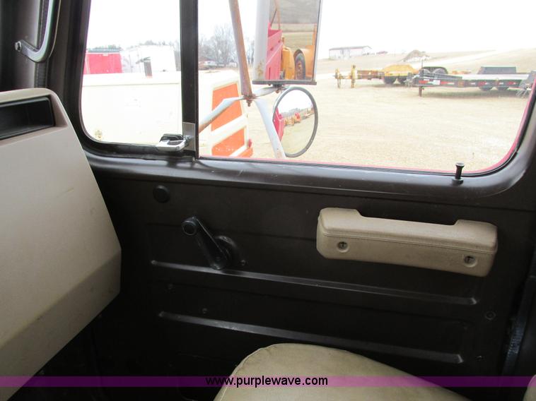 image for item I4024 1990 International 4700 service truck