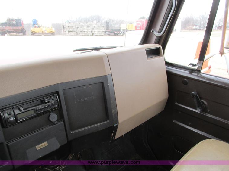 image for item I4024 1990 International 4700 service truck