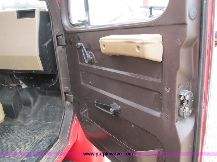 image for item I4024 1990 International 4700 service truck