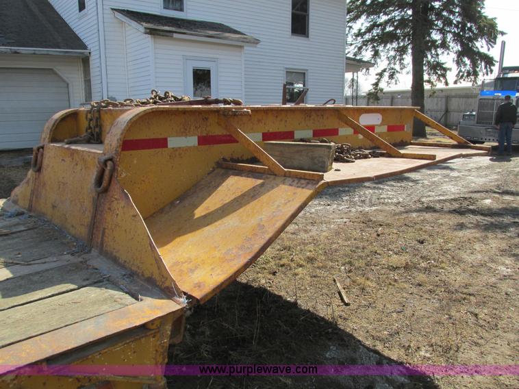 image for item I4033 1977 Fontaine LBTT-3-35BT equipment trailer