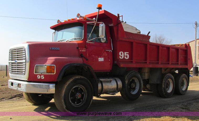 image for item I4042 1985 Ford L9000 dump truck