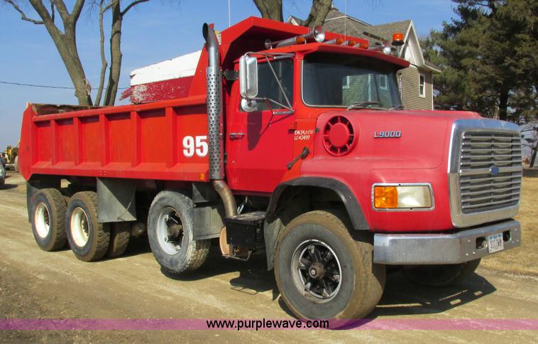 image for item I4042 1985 Ford L9000 dump truck